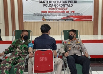 Kapolda Gorontalo, Irjen Pol Akhmad Wiyagus bersama Danrem 133/Nani Wartabone, Brigjen TNI Bagus Antonov mengikuti donor darah menyambut hari Bhayangkara ke-75. (Humas Polda Gorontalo)