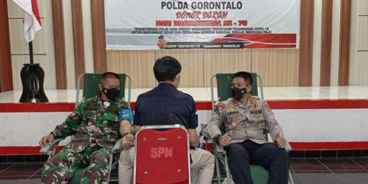 Kapolda Gorontalo, Irjen Pol Akhmad Wiyagus bersama Danrem 133/Nani Wartabone, Brigjen TNI Bagus Antonov mengikuti donor darah menyambut hari Bhayangkara ke-75. (Humas Polda Gorontalo)