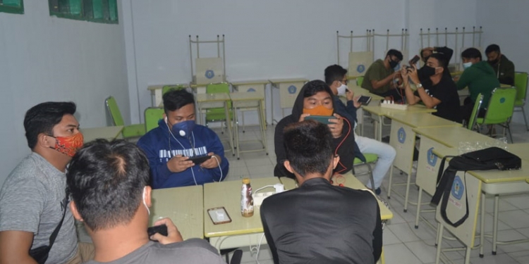 TURNAMEN BAYANGKARA OPEN - Sejumlah Pemain dalam satu kelas terlihat menggunakan masker dan hanya dibatasi dua Tim saja. Foto : Putra/Gopos.