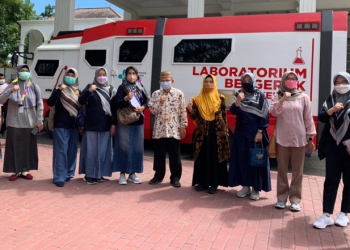 Kepala Dinas Kesehatan Provinsi Gorontalo, dr. Yana Yanti Suleman, berfoto bersama tim Direktorat Kesehatan Kerja dan Olahraga Kementrian Kesehatan RI, dan tim Infokom Dinkes Provinsi Gorontalo, Jum'at (4/6/2021). (istimewa)