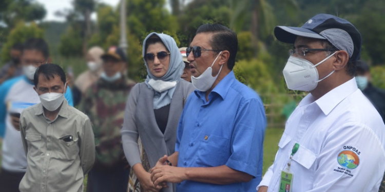 Wakil Ketua Majelis Permusyawaratan Rakyat (MPR) RI, Fadel Muhammad bersama istri Hanna Hasanah Fadel Muhammad, Dirjen (PDASRH) Pengelolaan Daerah Aliran Sungai Rehabilitasi Hutan (KLHK) 
Kesatuan Pengelolaan Hutan Lindung, Helmi Basalamah, Bupati Gorontalo, Nelson Pomalingo saat berkunjung ke Hutan Pinus Dulamayo, Minggu (27/6/2021). Foto : Putra/Gopos.