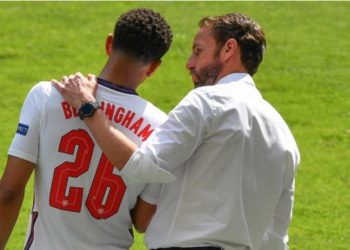 Gelandang Timnas Inggris Jude Bellingham yang menorehkan rekor dunia sebagai pemain termuda yang tampil di putaran final Euro saat menerima arahan dari Pelatih Gareth Southgate. (foto Uefa.com)