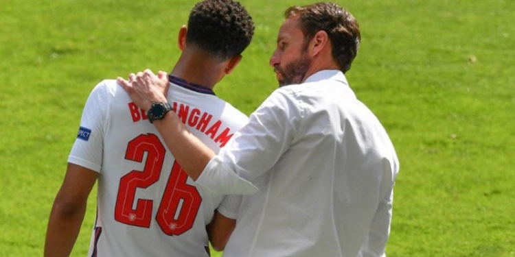 Gelandang Timnas Inggris Jude Bellingham yang menorehkan rekor dunia sebagai pemain termuda yang tampil di putaran final Euro saat menerima arahan dari Pelatih Gareth Southgate. (foto Uefa.com)