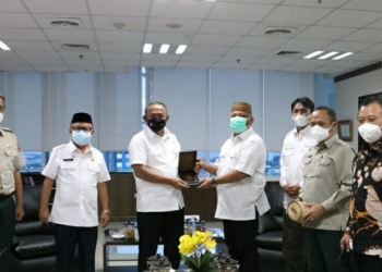 Gubernur Gorontalo Rusli Habibie bersama Kepala BNPB Letjen TNI Ganip Warsito bertukar cinderamata saat bertemu di Kantor BNPB, Jakarta, Kamis (24/6/2021). Salah satu poin pertemuan tersebut mewacanakan Gorontalo sebagai salah satu gudang logistik bencana alam se-Sulawesi. (Foto: Istimewa)