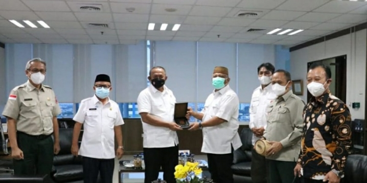 Gubernur Gorontalo Rusli Habibie bersama Kepala BNPB Letjen TNI Ganip Warsito bertukar cinderamata saat bertemu di Kantor BNPB, Jakarta, Kamis (24/6/2021). Salah satu poin pertemuan tersebut mewacanakan Gorontalo sebagai salah satu gudang logistik bencana alam se-Sulawesi. (Foto: Istimewa)