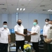 Gubernur Gorontalo Rusli Habibie bersama Kepala BNPB Letjen TNI Ganip Warsito bertukar cinderamata saat bertemu di Kantor BNPB, Jakarta, Kamis (24/6/2021). Salah satu poin pertemuan tersebut mewacanakan Gorontalo sebagai salah satu gudang logistik bencana alam se-Sulawesi. (Foto: Istimewa)