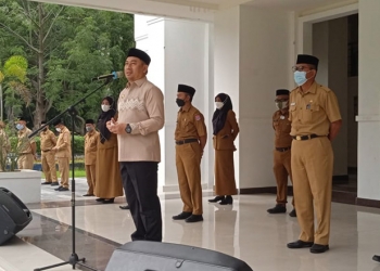 Bupati Bone Bolango saat memimpil apel kerja di lingkungan Pemerintah Kabupaten Bone Bolango (foto AKP/Kominfo)