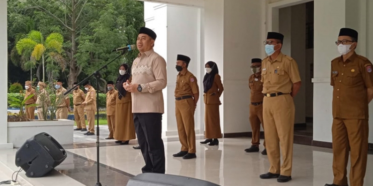Bupati Bone Bolango saat memimpil apel kerja di lingkungan Pemerintah Kabupaten Bone Bolango (foto AKP/Kominfo)