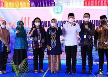 Bupati Bone Bolango Hamim Pou beserta jajaran pemerintah lainnya saat menerima tim penilai Posyandu Terbaik di Kecamatan Botupingge. (Foto Istimewa)