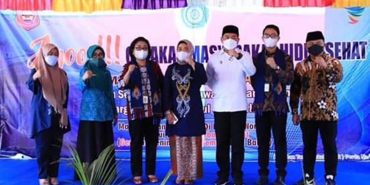 Bupati Bone Bolango Hamim Pou beserta jajaran pemerintah lainnya saat menerima tim penilai Posyandu Terbaik di Kecamatan Botupingge. (Foto Istimewa)