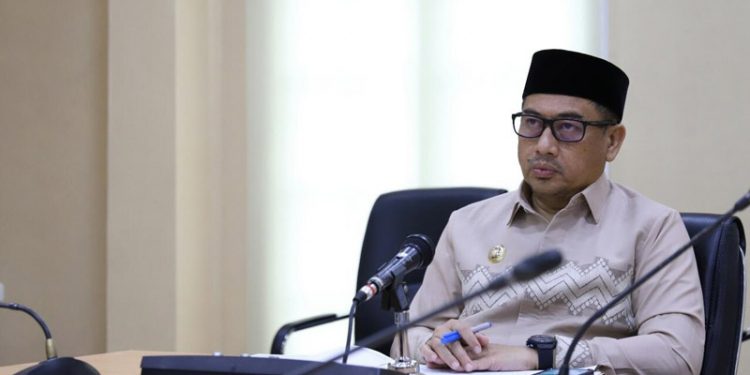 Bupati Bone Bolango Hamim Pou saat mengikuti Pembelajaran Tatap Maya Pembekalan Kepemimpinan Pemerintahan Dalam Negeri Bagi Bupati/Wakil Bupati dan Walikota/Wakil Walikota Petana 2021. (Foto Onal/Prokopim)
