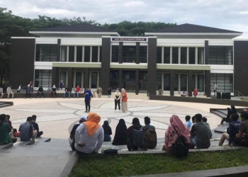Bupati Bone Bolango Hamim Pou saat memberikan arahan kepada para mahasiswa penerima beasiswa Bone Bolango Cemerlang. (foto Kominfo)