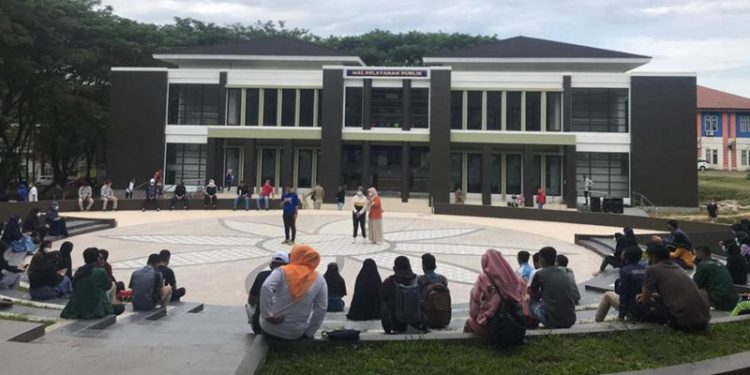 Bupati Bone Bolango Hamim Pou saat memberikan arahan kepada para mahasiswa penerima beasiswa Bone Bolango Cemerlang. (foto Kominfo)