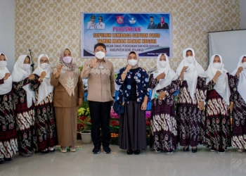 Bupati Bone Bolango, Hamim Pou didampingj Ketua Tim Penggerak PKK Lolly Pou Yunus, saat mengresmikan 10 Satuan Pendidikan TK PAUD Negeri yang dipusatkan di Gedung Serbaguna Duano Kecamatan Suwawa Tengah. (Foto Prokopim Bone Bolango)