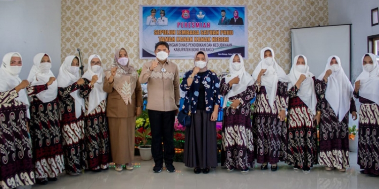 Bupati Bone Bolango, Hamim Pou didampingj Ketua Tim Penggerak PKK Lolly Pou Yunus, saat mengresmikan 10 Satuan Pendidikan TK PAUD Negeri yang dipusatkan di Gedung Serbaguna Duano Kecamatan Suwawa Tengah. (Foto Prokopim Bone Bolango)