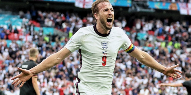Kapten Timnas Inggris, Harry Kane, melakukan selebrasi usai menjebol gawang Jerman pada laga 16 besar Euro 2020. (twitter@@DoentesPFutebol)