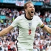 Kapten Timnas Inggris, Harry Kane, melakukan selebrasi usai menjebol gawang Jerman pada laga 16 besar Euro 2020. (twitter@@DoentesPFutebol)