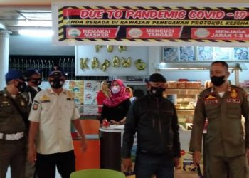 Petugas gabungan TNI-POLRI, SATPOL-PP, BPBD, sedang memberi himbauan kepada pemilik rumah makan di kota Gorontalo, Selasa (1/6/2021). Foto : (Sari/gopos)