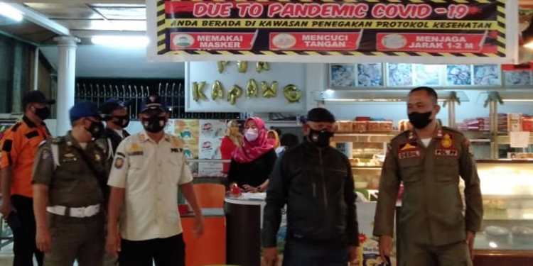 Petugas gabungan TNI-POLRI, SATPOL-PP, BPBD, sedang memberi himbauan kepada pemilik rumah makan di kota Gorontalo, Selasa (1/6/2021). Foto : (Sari/gopos)