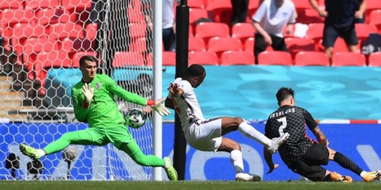 Proses terciptanya satu-satunya gol dalam pertandingan Timnas Inggris VS Timnas Kroasia yang diciptakan lewat kaki Raheem Sterling. (foto Uefa.com)