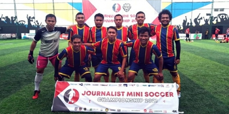 Tim Futsal Diskominfotik Pemprov Gorontalo foto bersama sebelum bermain di laga delapan besar menghadapi tim DC di Amal Mini Soccer Stadium, Kota Gorontalo, Kamis (24/6/2021). Diskominfotik melenggang ke semi final usai mengalahkan DC 4-3 di babak adu pinalti. (Foto: Istimewa)
