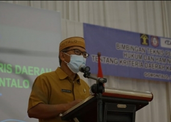 Sekretaris Daerah Provinsi Gorontalo Darda Daraba saat memberikan sambutan pada rapat kerja pealporan aksi HAM dan rapat koordinasi kabupaten/kota peduli HAM di Gedung GPCC Kota Gorontalo, Selasa (25/6/2021). (Foto: Istimewa)