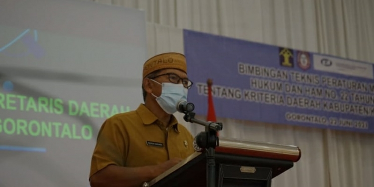 Sekretaris Daerah Provinsi Gorontalo Darda Daraba saat memberikan sambutan pada rapat kerja pealporan aksi HAM dan rapat koordinasi kabupaten/kota peduli HAM di Gedung GPCC Kota Gorontalo, Selasa (25/6/2021). (Foto: Istimewa)