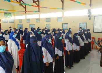 Ketua KKS Kabupaten Bone Bolango, saat mengkukuhkan  Forum Komunikasi Kecamatan Sehat dan Pokja desa/kelurahan sehat se Kecamatan Suwawa Tahun 2021.