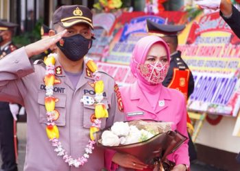 AKBP Desmont Harjendro mengikuti upacara pelepasan sebagai Kapolres Gorontalo Kota. Rabu (16/6/2021). Foto : (Rhay/Humas)