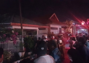 Petugas pemadam kebakaran melakukan pemadaman api dalam peristiwa kebakaran yang melanda sebuah rumah di Jl. Durian II, Kelurahan Tomulabutao, Kecamatan Dungingi, Kota Gorontalo. (gopos.id)