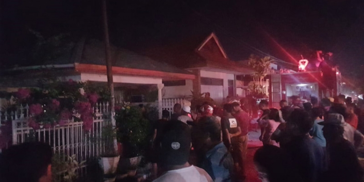Petugas pemadam kebakaran melakukan pemadaman api dalam peristiwa kebakaran yang melanda sebuah rumah di Jl. Durian II, Kelurahan Tomulabutao, Kecamatan Dungingi, Kota Gorontalo. (gopos.id)
