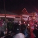 Petugas pemadam kebakaran melakukan pemadaman api dalam peristiwa kebakaran yang melanda sebuah rumah di Jl. Durian II, Kelurahan Tomulabutao, Kecamatan Dungingi, Kota Gorontalo. (gopos.id)