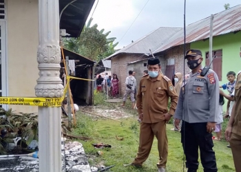 Camat Kota Utara, Sofyan Butolo (kiri),  Kapolsek Kota  Utara, Iptu Ricky P. Parmo (tengah) dan Lurah Dulomo Selatan Muhidin  H. Doda (kanan) memantau kondisi rumah milik Hajar A Ismail yang terbakar, Senin (21/6/2021). Foto : (Sari/gopos)