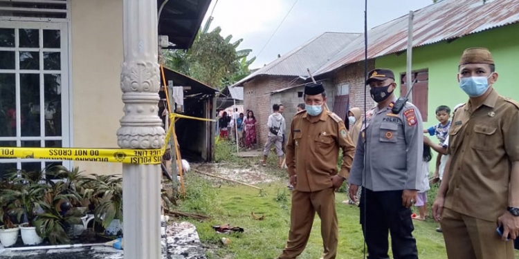 Camat Kota Utara, Sofyan Butolo (kiri),  Kapolsek Kota  Utara, Iptu Ricky P. Parmo (tengah) dan Lurah Dulomo Selatan Muhidin  H. Doda (kanan) memantau kondisi rumah milik Hajar A Ismail yang terbakar, Senin (21/6/2021). Foto : (Sari/gopos)