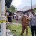 Camat Kota Utara, Sofyan Butolo (kiri), Kapolsek Kota Utara, Iptu Ricky P. Parmo (tengah) dan Lurah Dulomo Selatan Muhidin H. Doda (kanan) memantau kondisi rumah milik Hajar A Ismail yang terbakar, Senin (21/6/2021). Foto : (Sari/gopos)