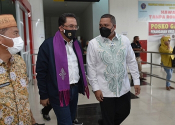 Rektor UNG, Eduart Wolok, menyambut kedatangan Ketua BPK RI, Agung Firman Sampurna, saat tiba di Gorontalo Jumat (11/6/2021).