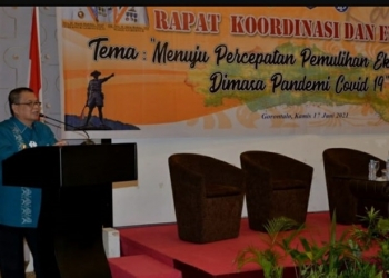 Wagub Gorontalo H. Idris Rahim memberikan sambutan pada rakorev percepatan pemulihan ekonomi daerah di masa pandemi COVID-19 di Hotel Grand Q, Kota Gorontalo, Kamis (17/6/2021). (Foto : Istimewa)