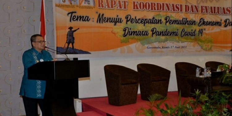 Wagub Gorontalo H. Idris Rahim memberikan sambutan pada rakorev percepatan pemulihan ekonomi daerah di masa pandemi COVID-19 di Hotel Grand Q, Kota Gorontalo, Kamis (17/6/2021). (Foto : Istimewa)
