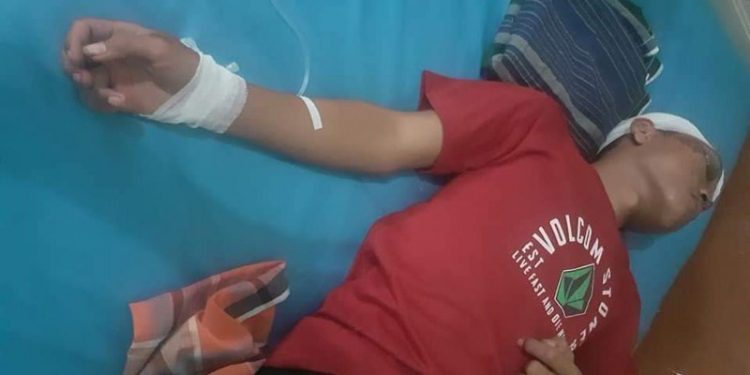 Nasruddin Malik (18) korban pengeroyokan, saat menjalani perawatan di Puskesmas Popayato, Ahad (6/6/2021). (foto/istimewa).