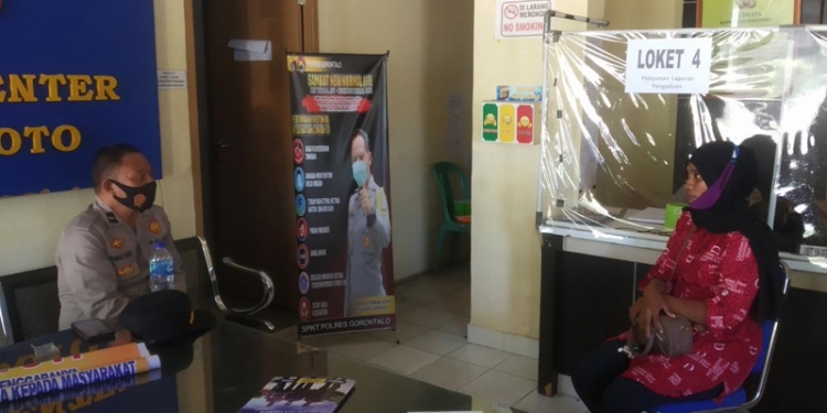 NI saat melapor ke Polres Gorontalo, Selasa (8/6/2021). (putra/gopos)