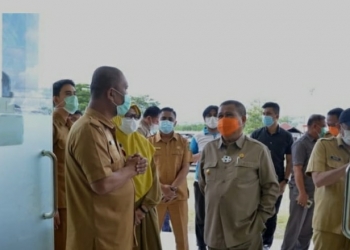 Wagub Gorontalo H. Idris Rahim (tengah), meninjau pusat isolasi COVID-19 di Rumah Sakit Iwan Bokings, Kabupaten Boalemo, Selasa (15/6/2021). (Foto : Istimewa)