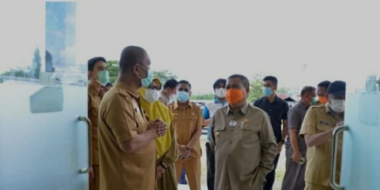 Wagub Gorontalo H. Idris Rahim (tengah), meninjau pusat isolasi COVID-19 di Rumah Sakit Iwan Bokings, Kabupaten Boalemo, Selasa (15/6/2021). (Foto : Istimewa)