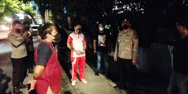 Kapolres Gorontalo Kota, AKBP Suka Irawanto, meninjau lokasi kejadian pembacokan terhadap Pemred media online, butota.id, Jeffry Rumampuk. (istimewa)
