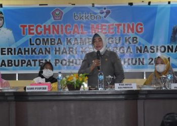 Wakil Bupati Pohuwato, Suharsi Igrisa, saat membuka acara technical meeting lomba kampung KB di Aula Baperlitbang, Kamis (10/6/2021). (foto/humas).