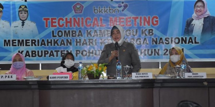 Wakil Bupati Pohuwato, Suharsi Igrisa, saat membuka acara technical meeting lomba kampung KB di Aula Baperlitbang, Kamis (10/6/2021). (foto/humas).