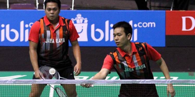 Markis Kido (kiri/belakang) menjalani pertandingan bersama rekan duetnya Hendra Setiawan. (foto PBSI)