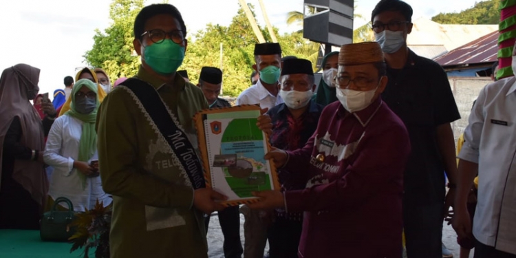 Penyerahan proposal BUMDes oleh Bupati Gorontalo Utara, Indra Yasin kepada Menterian Desa, Pembangunan Daerah Tertinggal (PDT) dan Transmigrasi, Abdul Halim Iskandar, Sabtu (12/6/2021) di Desa Dembe II, Kecamatan Sumalata Timur, Kabupaten Gorontalo Utara. (foto.istimewa)