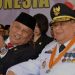 HARMONIS-Gubernur Gorontalo Rusli Habibie (kiri) berbincang dengan Wagub Idris Rahim pada pencanangan HUT Provinsi Gorontalo beberapa waktu lalu. (Foto : Istimewa)