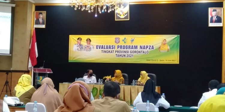 EVALUASI NAPZA - dr. Yana Yanti Suleman, Kepala Dinas Kesehatan Provinsi Gorontalo (tengah). Sedang menyiapkan sambutan pada evaluasi program Narkotika, psikotropika, dan zat adiktif (Napza) di wilayah Gorontalo, Senin (14/6/2021). Foto : (Sari/gopos)