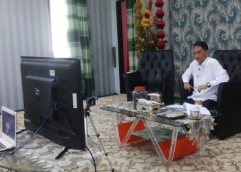 Bupati Gorontalo Nelson Pomalingo saat menjadi narasumber di kegiatan diskusi pakar sesi III tentang Desentralisasi Politik Pilkada Langsung dan Demokrasi Lokal yang dilaksanakan oleh Komite Pemantauan Pelaksanaan Otonomi Daerah (KPPOD) melalui Zoom Meeting di Rumah Dinas Bupati Gorontalo, Rabu (02/06/2021). Foto Putra/Gopos.
